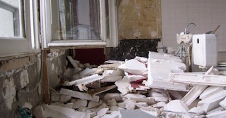Демонтаж хрущевки в Каменске-Уральском - удаление старых полов и стен по выгодной цене от 1742 рублей.